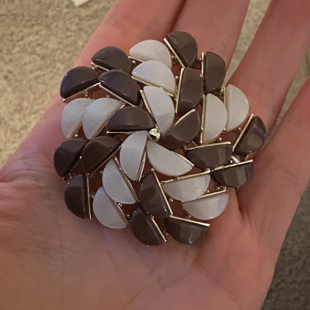 Elegant vintage White and Brown Floral Brooch